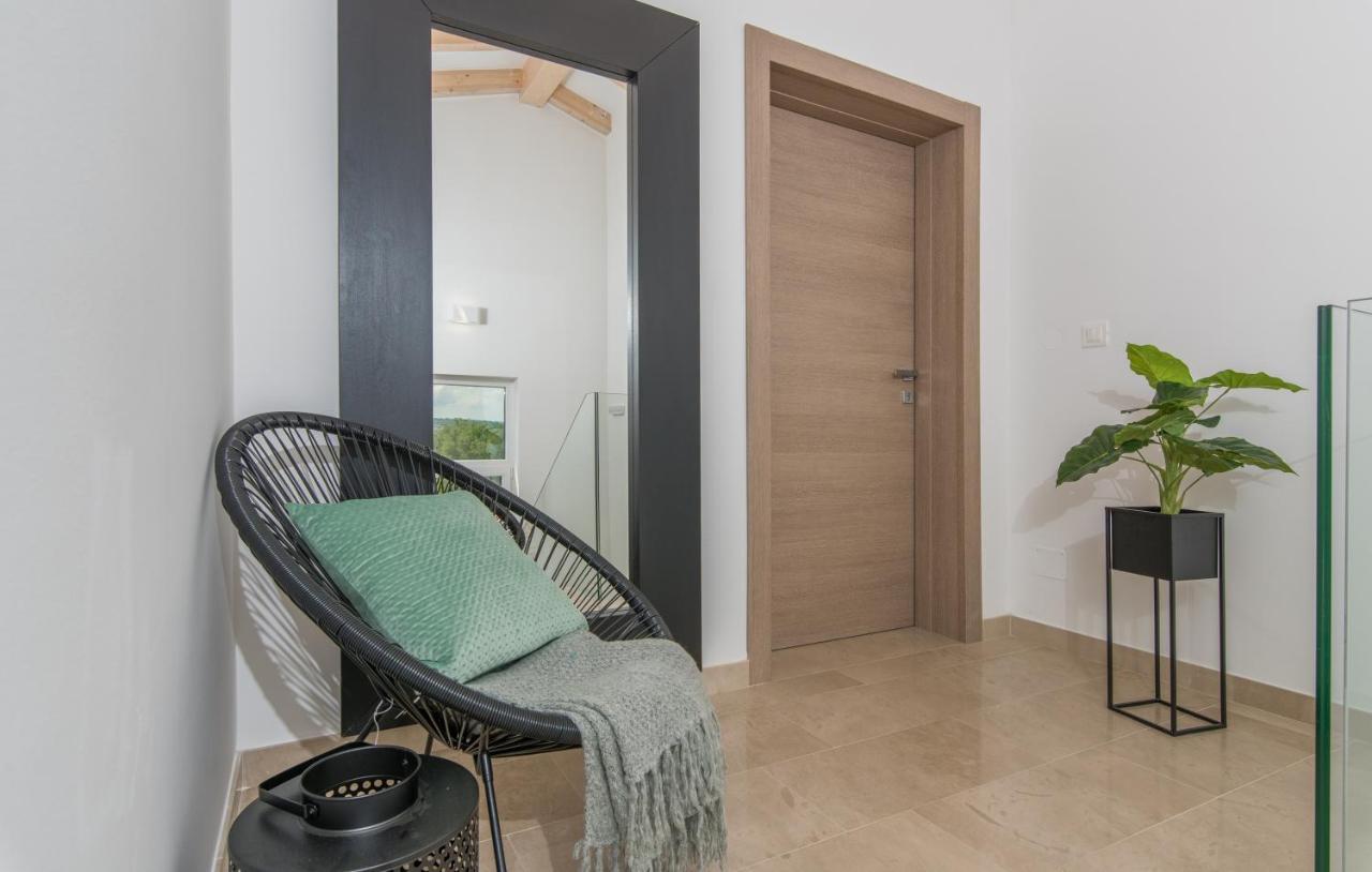 Apart Residence-Galant Ровин Екстериор снимка