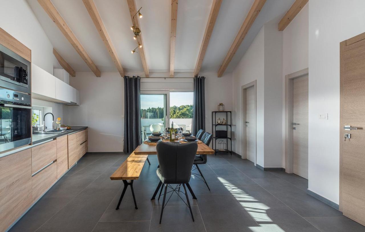 Apart Residence-Galant Ровин Екстериор снимка