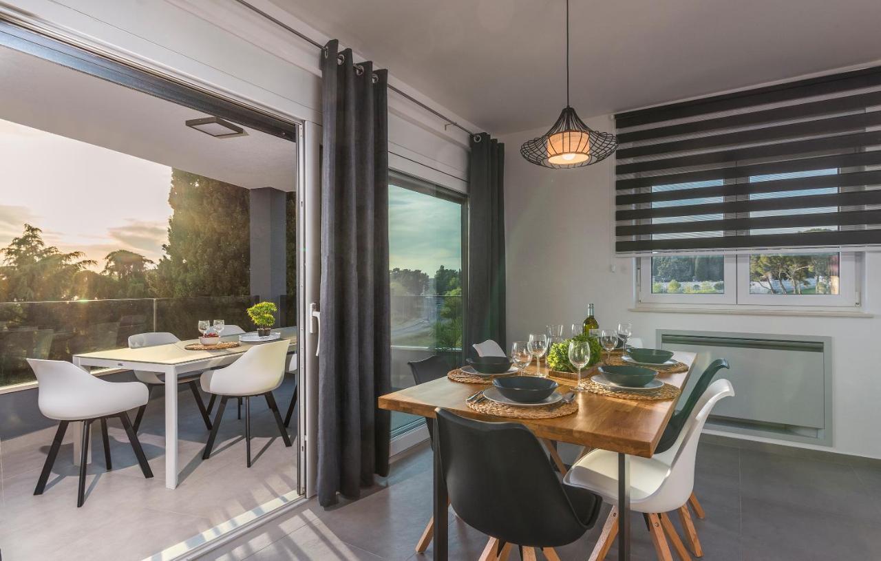 Apart Residence-Galant Ровин Екстериор снимка