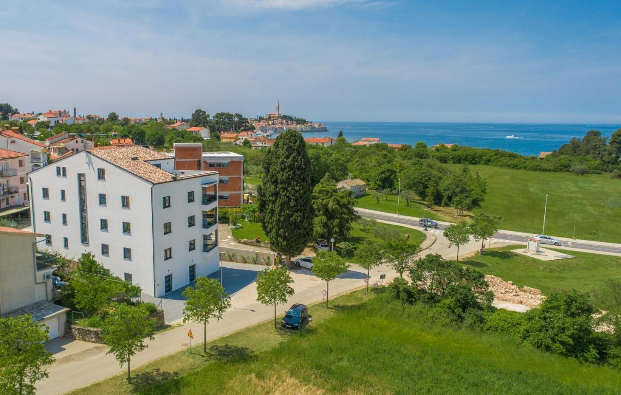 Apart Residence-Galant Ровин Екстериор снимка